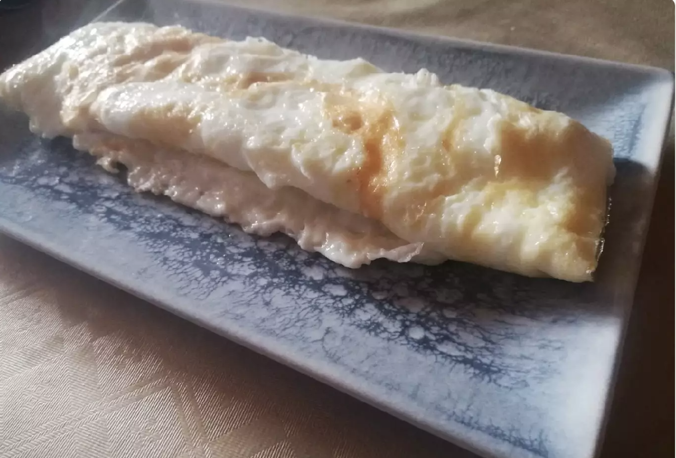 Espaguetis de calabacín con tortilla francesa.